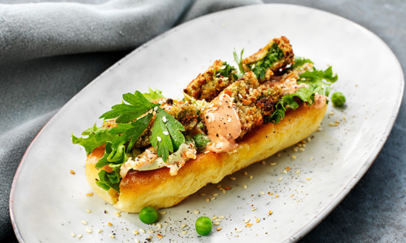 Pinaattipuikot herneslawlla ja briossileivällä