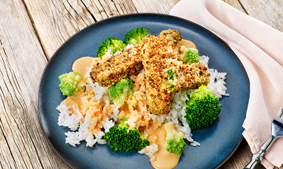 Pinaattipuikot parsakaaliriisillä ja punaisella currykastikkeella