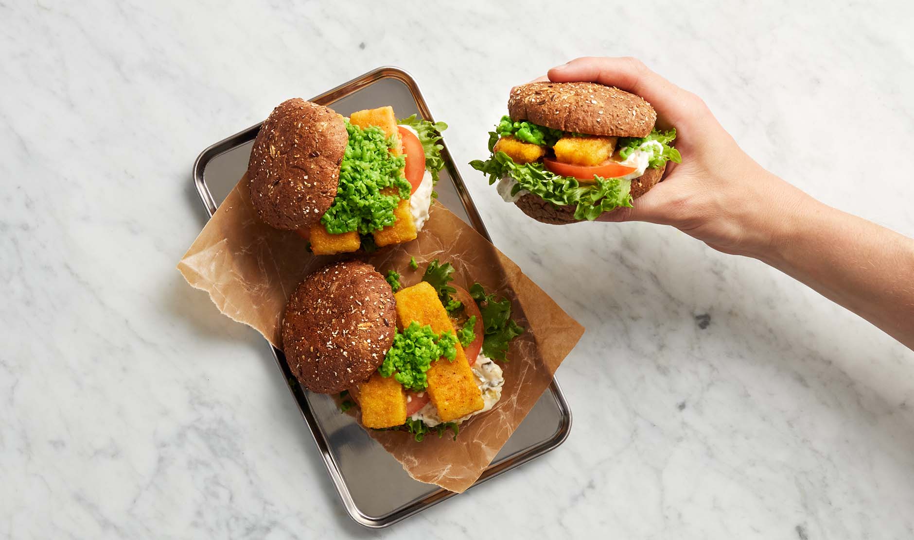 Kalaburgeri hernecremellä ja kurkkumajoneesilla