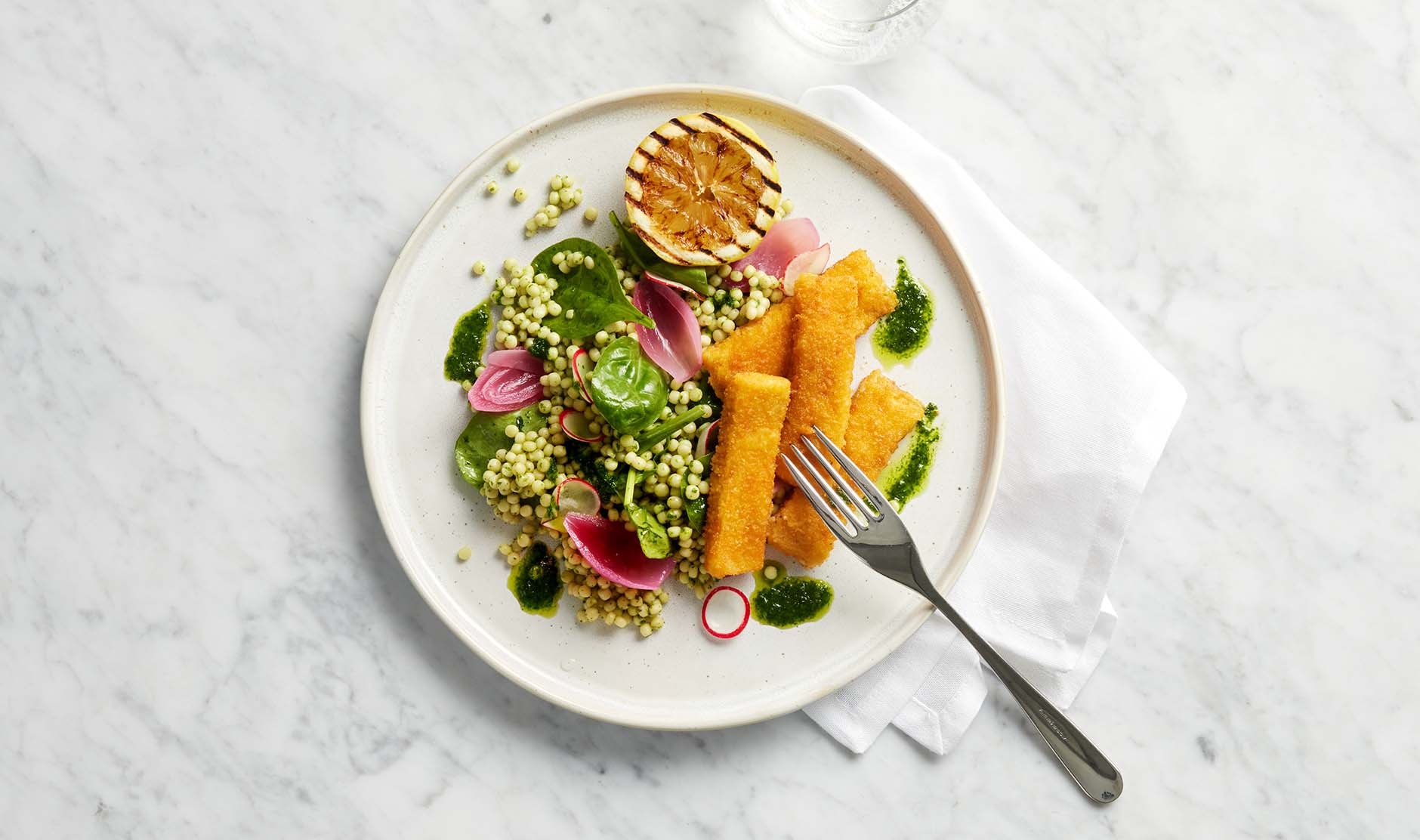 Kalapuikot helmicouscousin ja yrttiöljyn kanssa