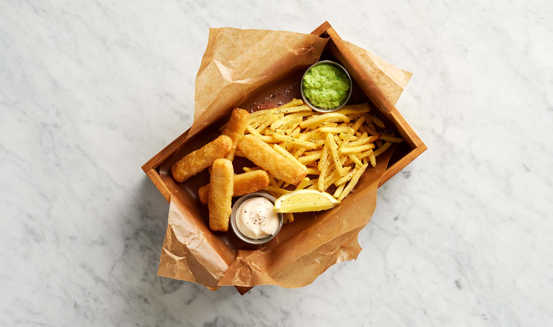 Fish & Crisp kalafileet ranskalaisilla, hernehummuksella ja sitruunalla