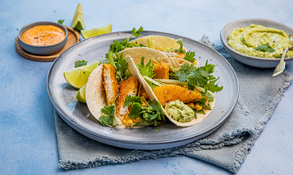 Kalapuikkotacot guacamolella ja maissilevitteellä