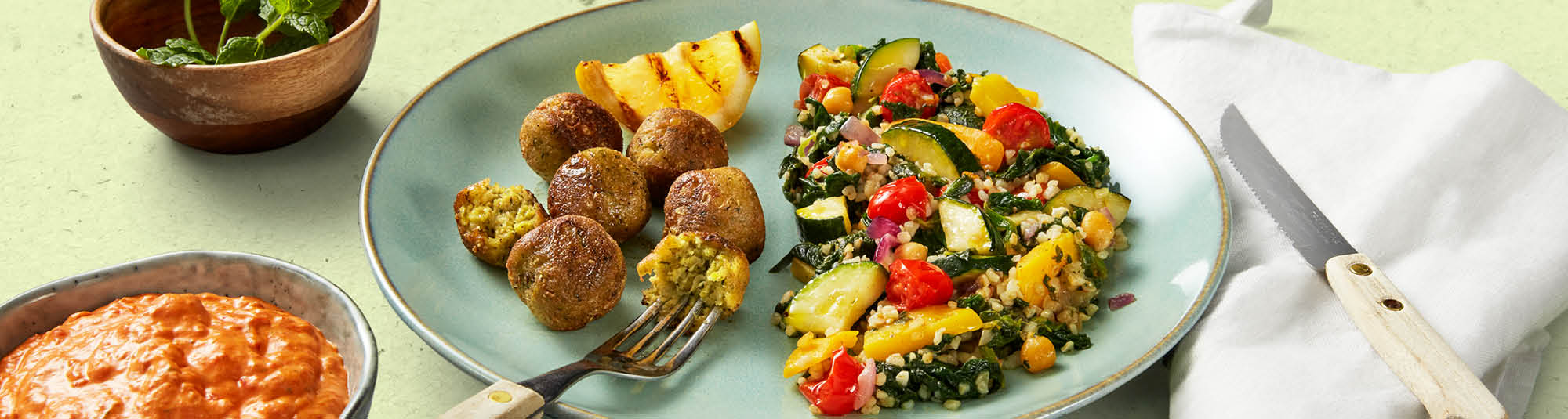 Falafelia bulgurin, kesäkurpitsan ja kikherneiden kanssa