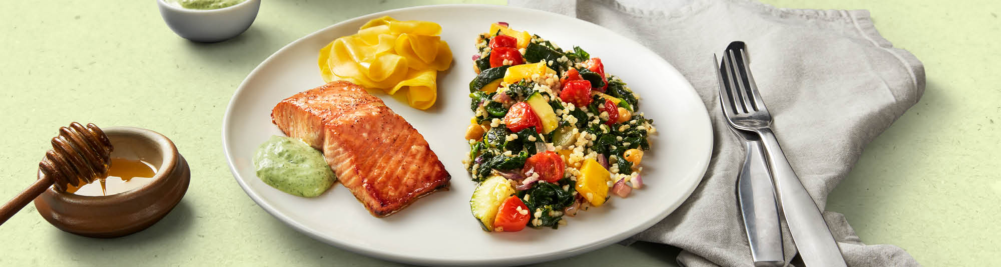 Hunajaista lohta bulgurin, kesäkurpitsan, kikherneiden sekä yrttikastikkeen kanssa