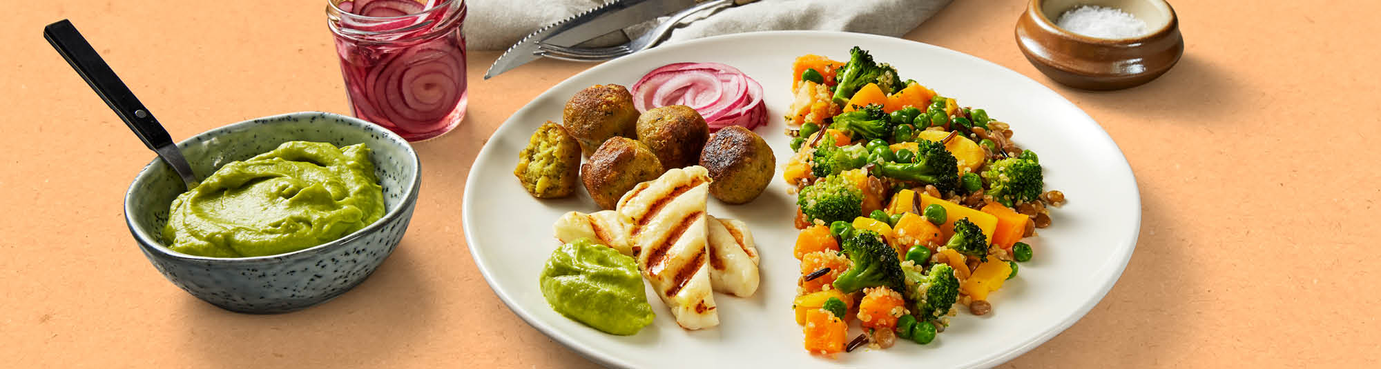 Falafelia & halloumia kvinoan, parsakaalin ja kurpitsan kanssa