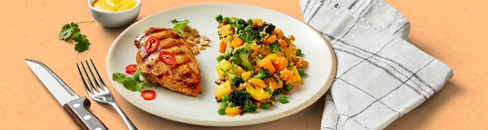 Grillattua kanaa & kvinoaa, parsakaalia ja kurpitsaa mangoaiolin kanssa