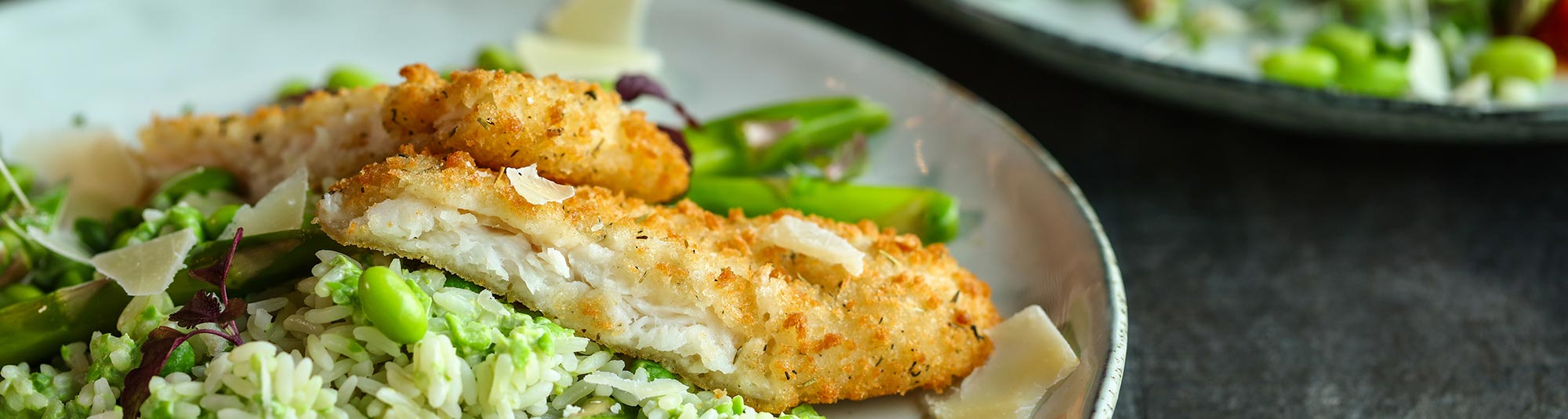 Kevyesti paneroidut kalafileet ja vihreää riisiä