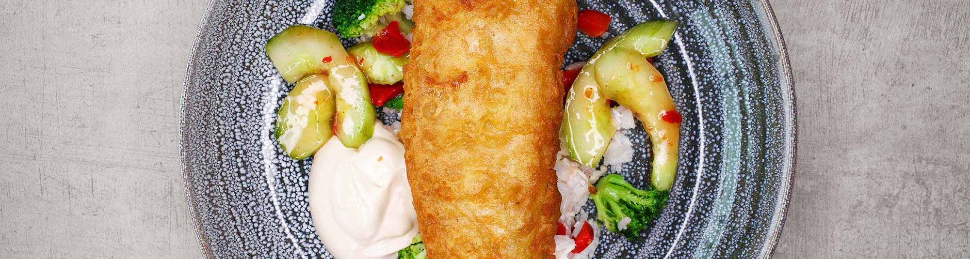 Paneroitua kalaa, kookosriisiä ja chilimarinoituja kurkkuja