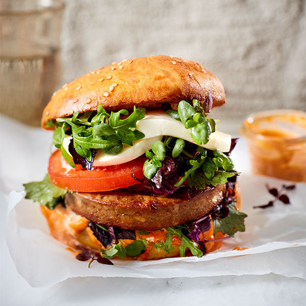 Tomaatti-mozzarella vegeburgeri