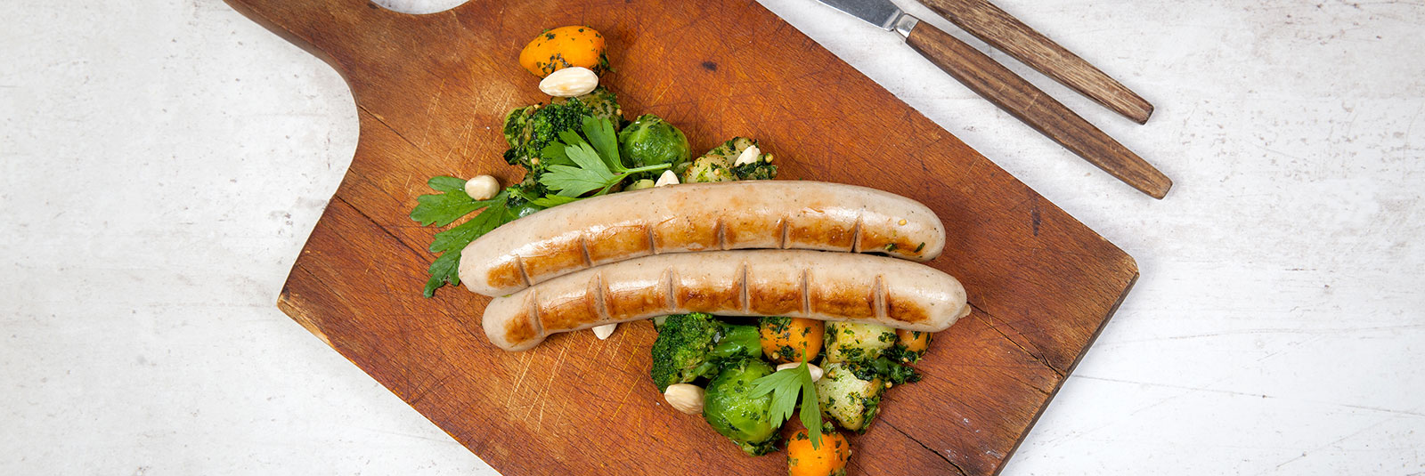 Paahdettua bratwurstia & sinapinsiemenillä sekä persiljavoilla ryyditetyt yrttiset kasvikset 