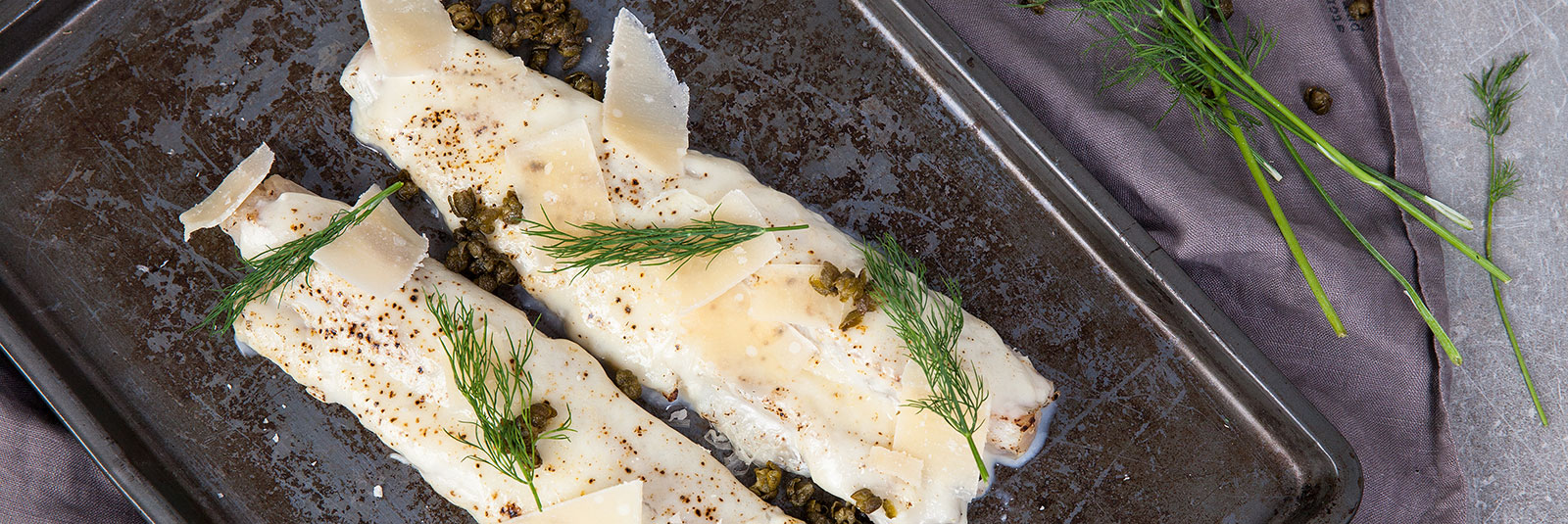 Parmesan-bechamel-kuorrutetut seitifileet ja friteerattua kaprista