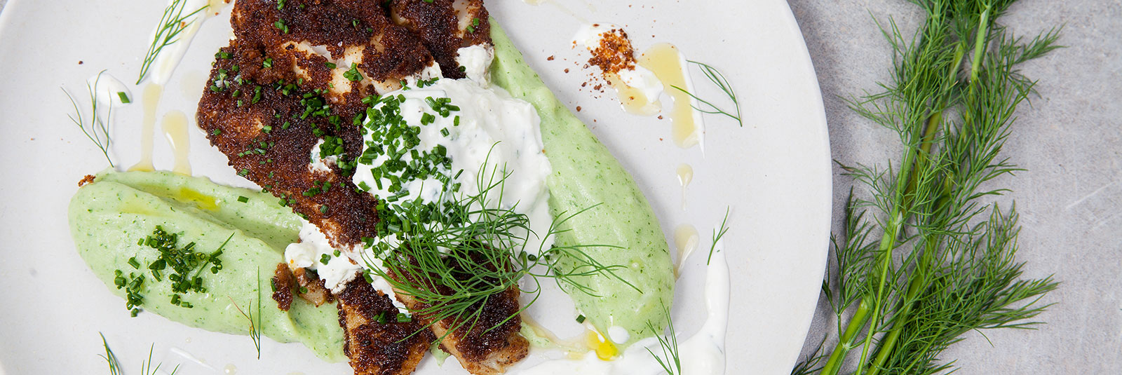 Ruispaneroitua Alaskanseitiä, kurkku-fenkolikermaviiliä ja tilli-perunapyreetä