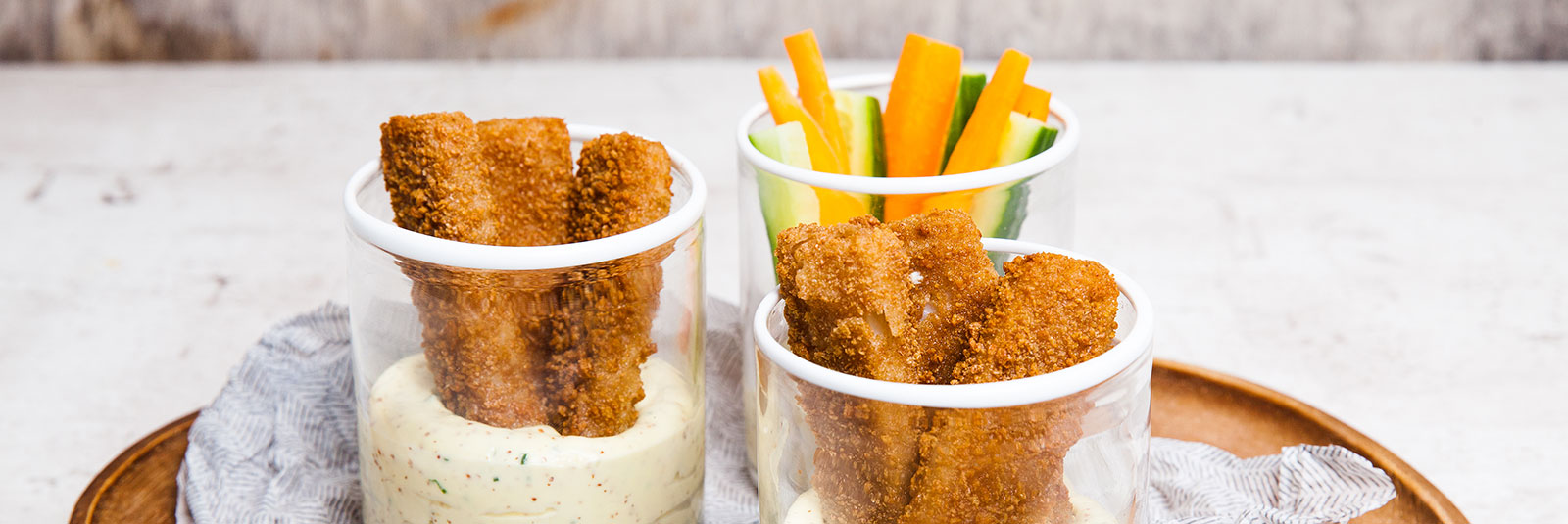 Täysjyväkalapuikkoset lasissa