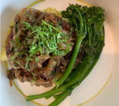 Hans Välimäen vegepannupihvit, krossattua perunaa ja haudutettua sipulia