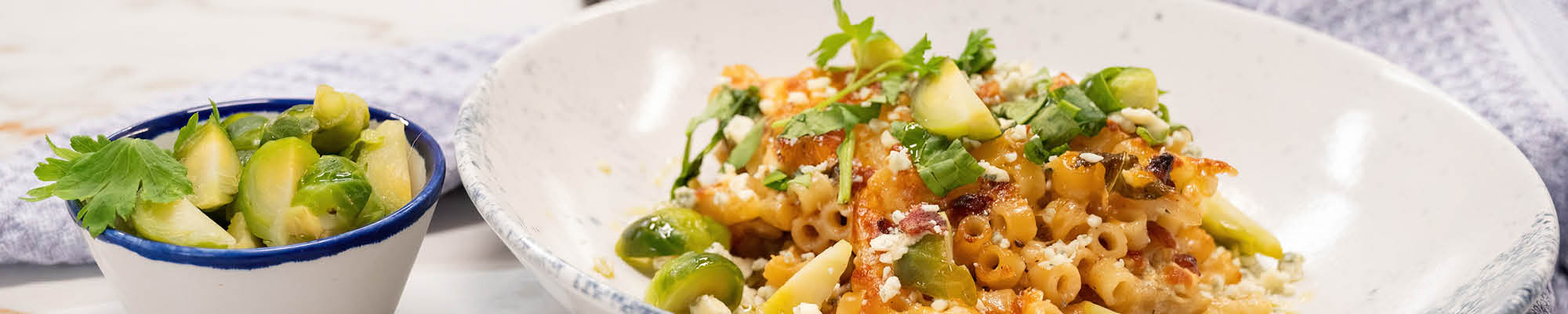 Risto Mikkolan pekoni-aurajuusto-ananaspasta ja pikkelöityä ruusukaalia