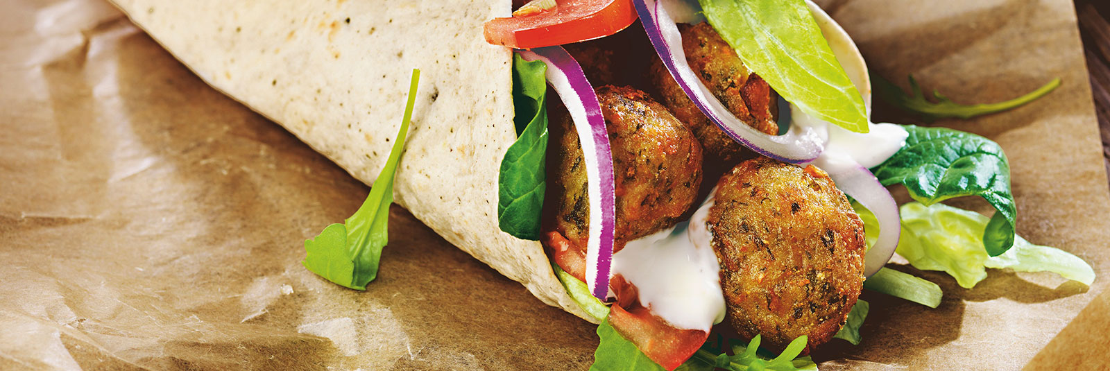 Falafelwrap & salaattia valkosipulikastikkeella