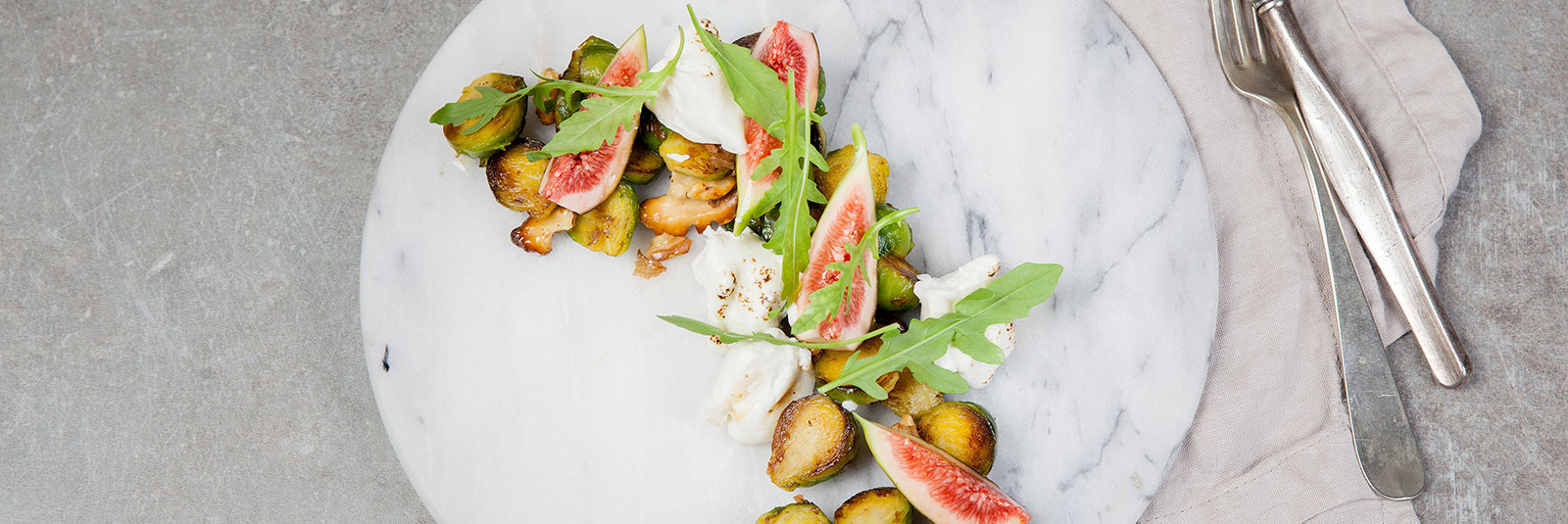 Pähkinäöljyllä maustettua ruusukaalia ja vuohenjuustoa