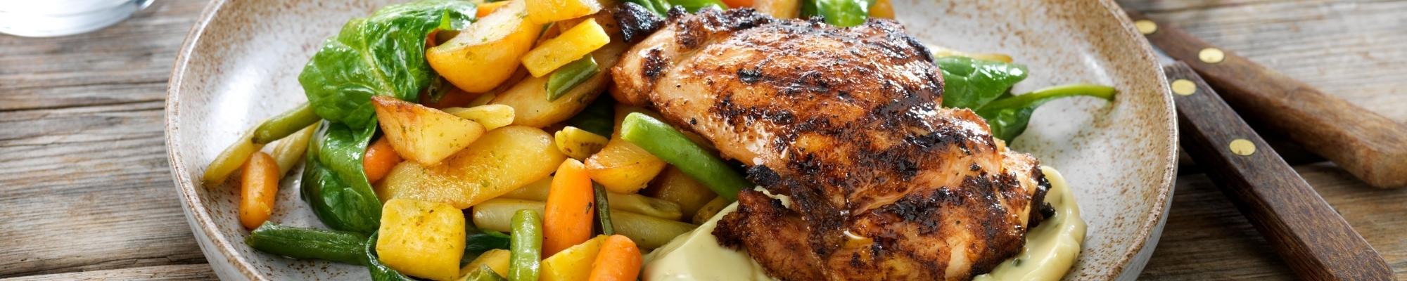 Grillatut broileripihvit Findus Andalusian Style -uuni- ja grillikasvisten kera