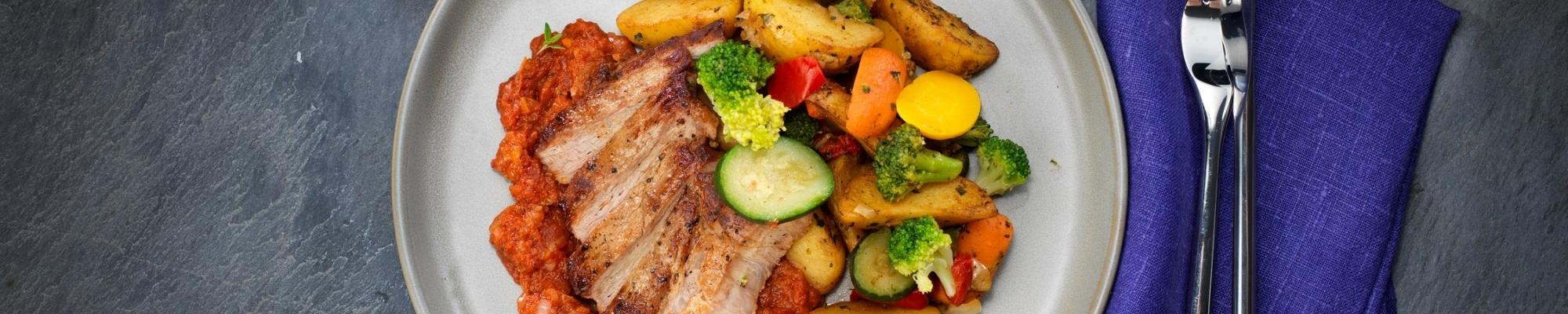 Paistettua porsaan ulkofileetä, Provence Style -unni- ja grillikasviksia ja tomaattikastikastiketta