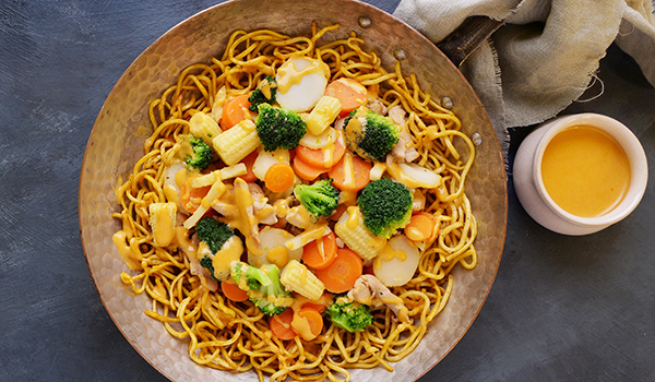 Punaisella currylla maustettu kanawokki kookosmaidolla