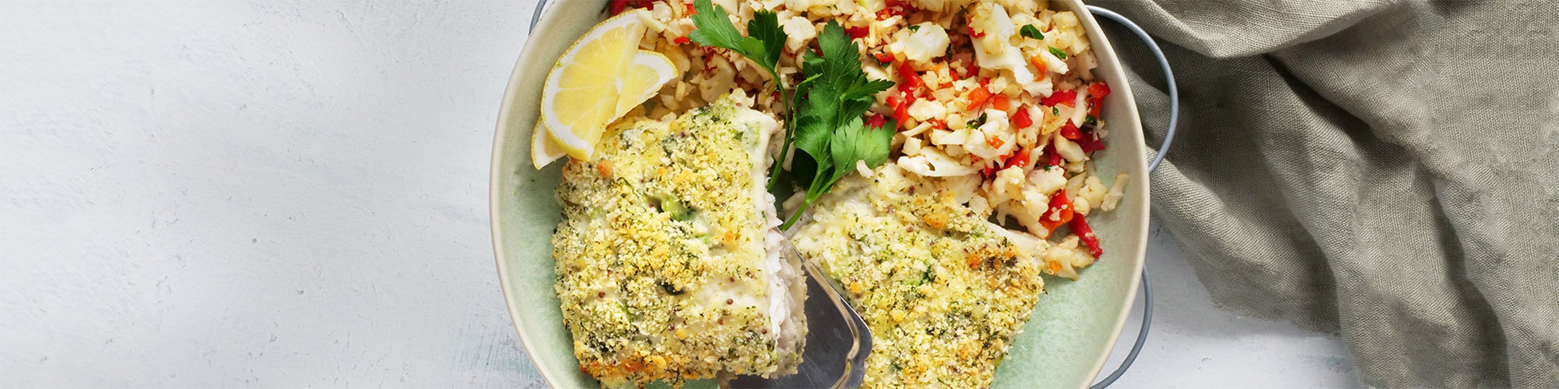 Ovnsbakt fiskefilet med brokkolisaus rissalat og paprika2000x500_249681.jpg